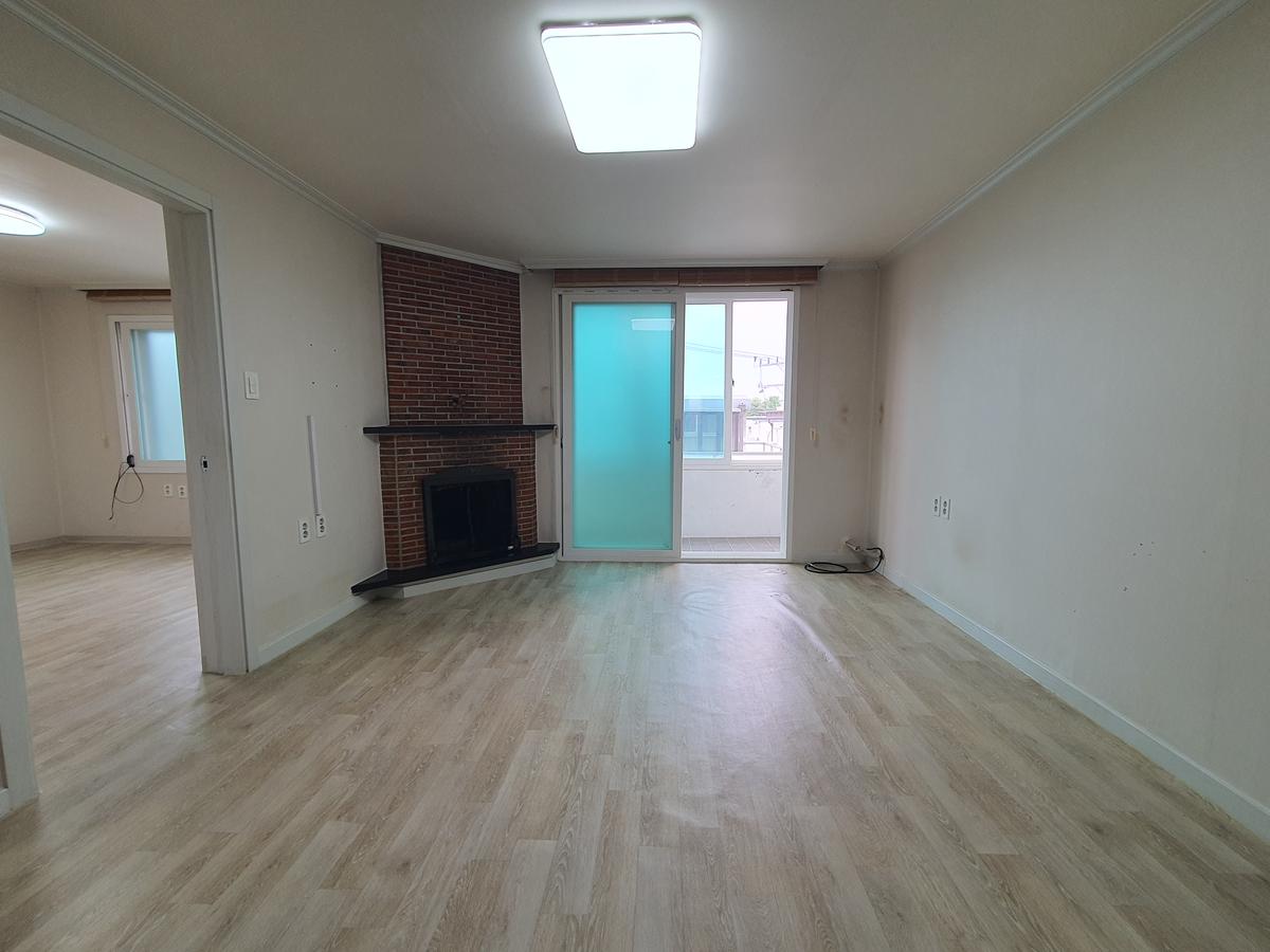 Near Hyatt hotel, around 10~15 minutes walk away, 2BR, 1BA, New Wallpaper.