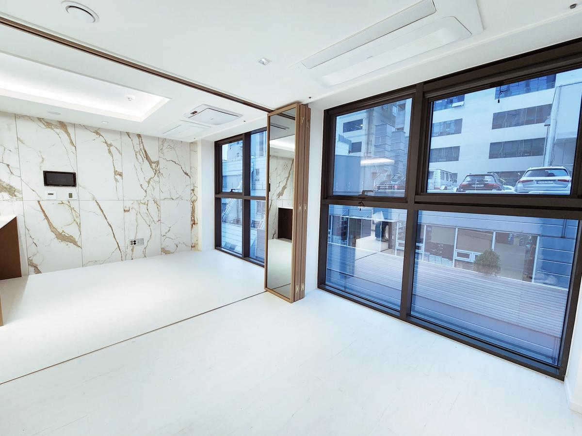 신축, 남부터미널역 도보 5분 이내. 2BR, 1BA.