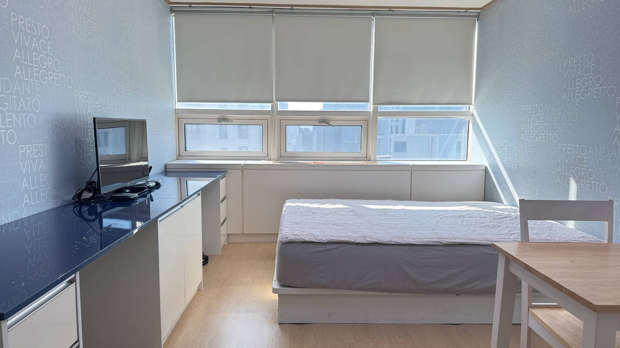 풀옵션, 남향, 채광 좋음. 이대역 도보 2분 거리. 사진 1