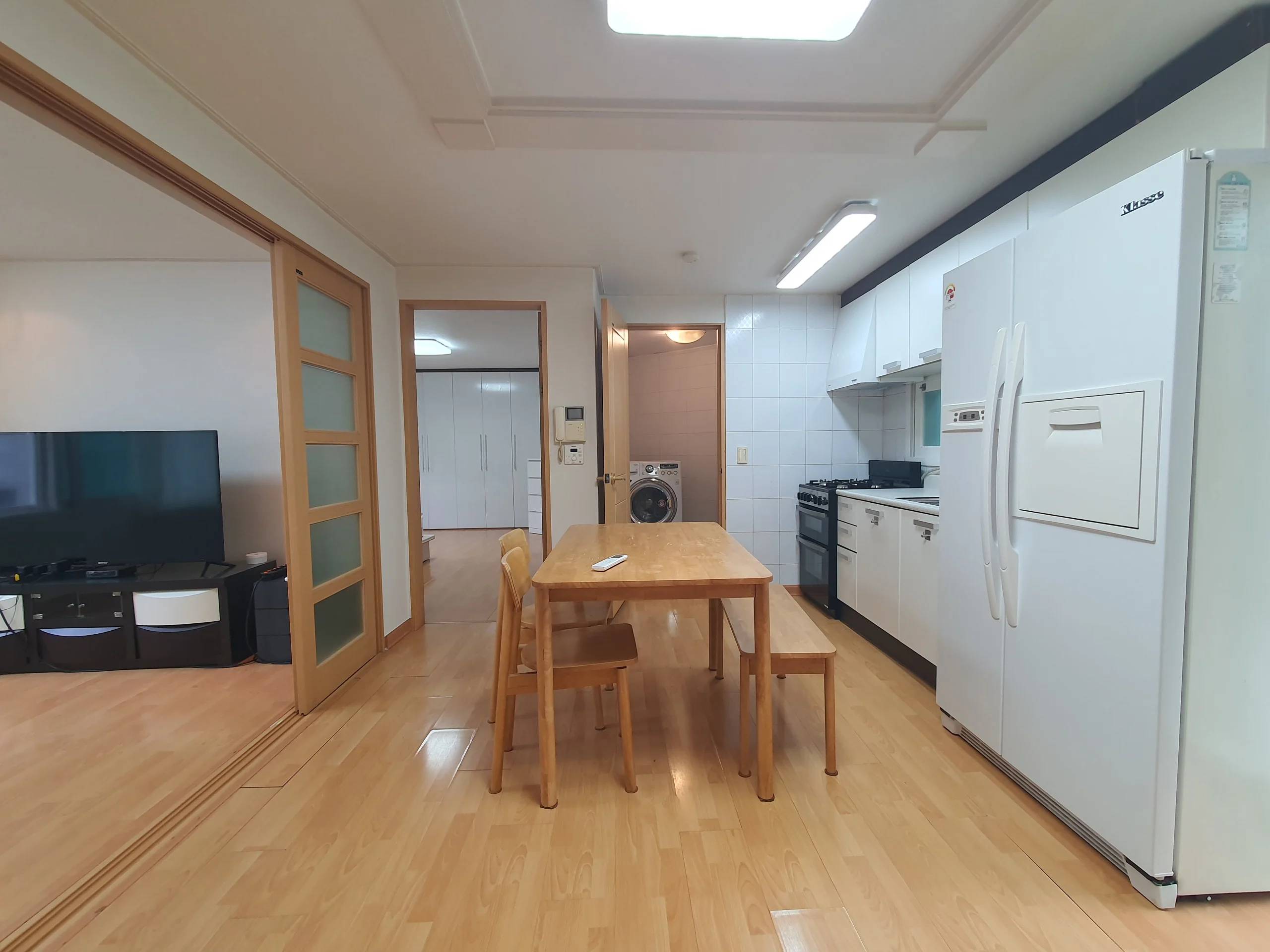 Low deposit, fully furnished, spacious room, large window, immediate move-in - photo 1