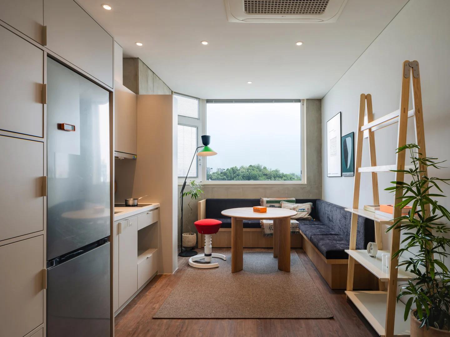 고층(여성 전용), 신축, 신촌역 도보3분 거리, 거실, 화장실 공동이용. 1세대 3~4인 가구 사진 1