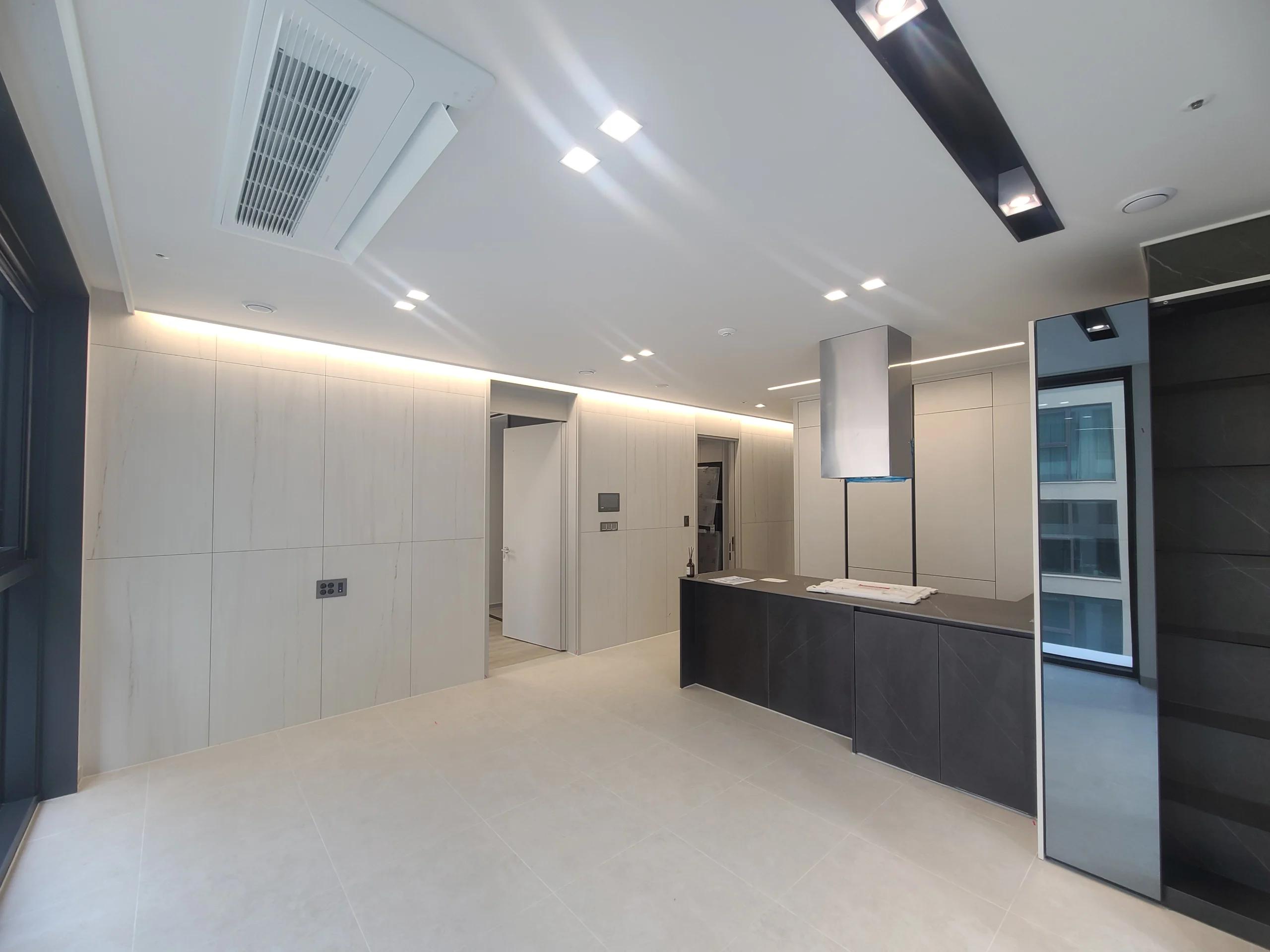 남부터미널역 5분 거리, 2BR, 1BA, 신축, Fitness, Pool 2