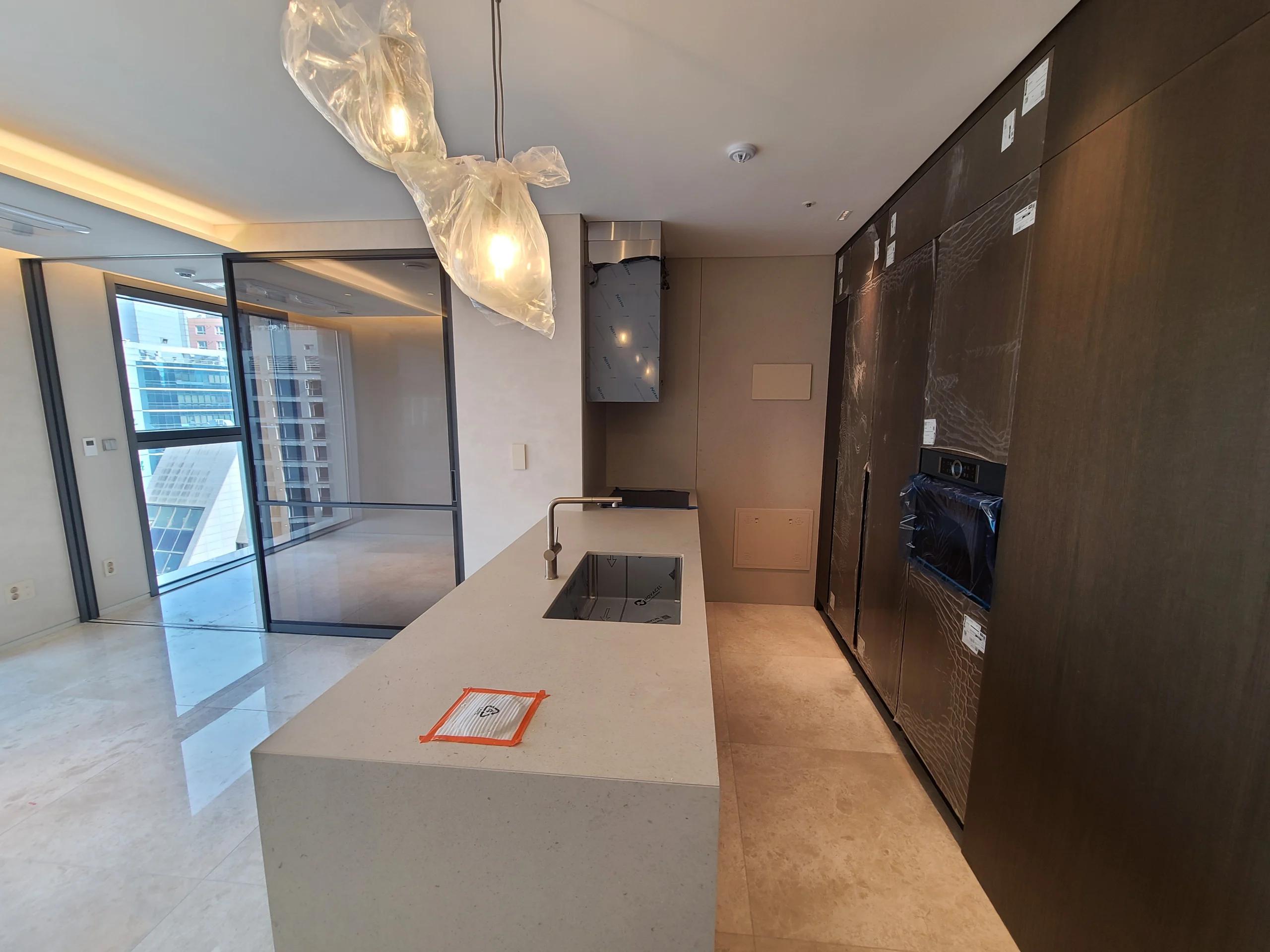 신축, 2BR, 2BA, GYM, POOL, Business, 지하철 5분 거리 2