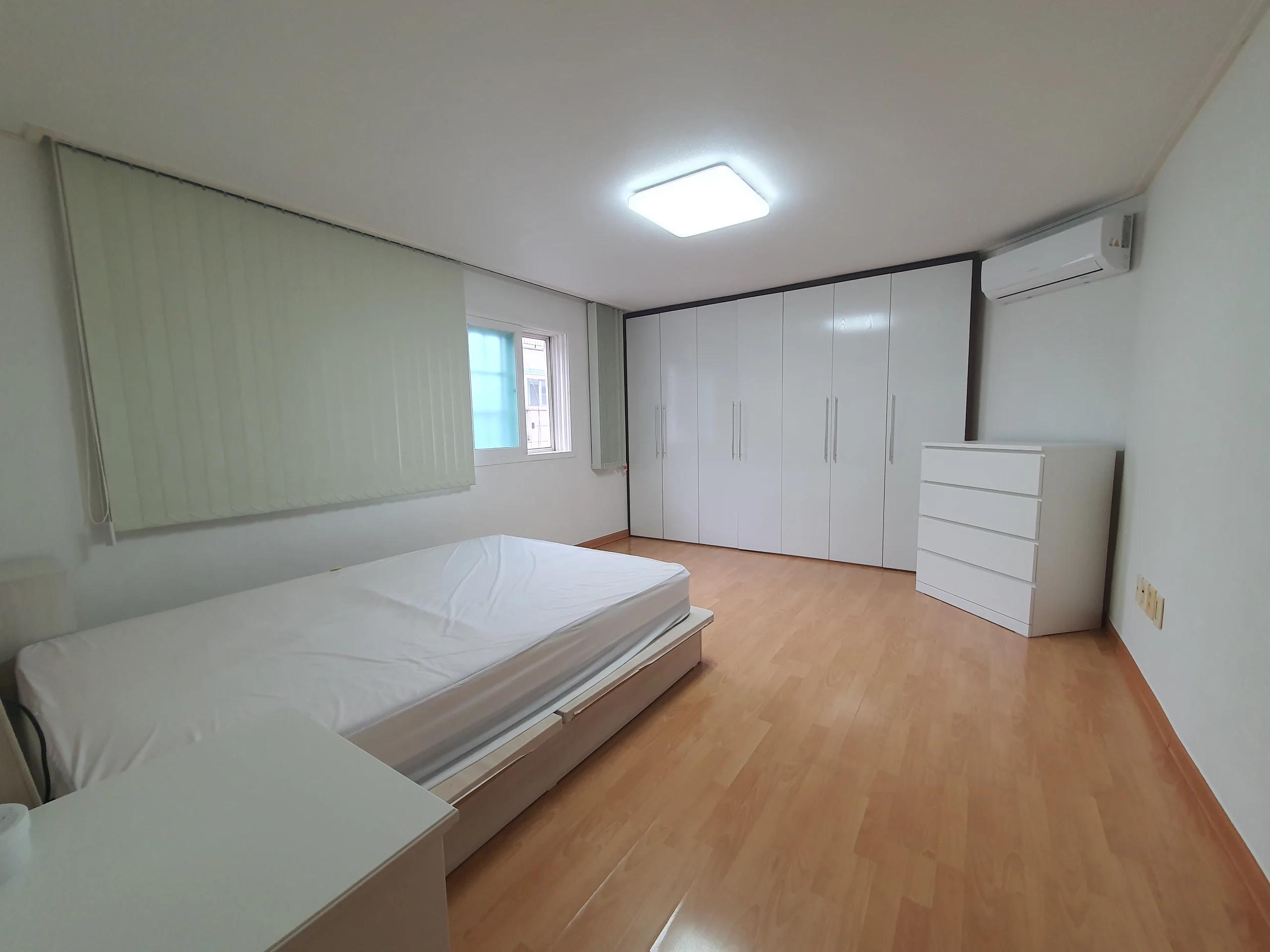 Low deposit, fully furnished, spacious room, large window, immediate move-in 2