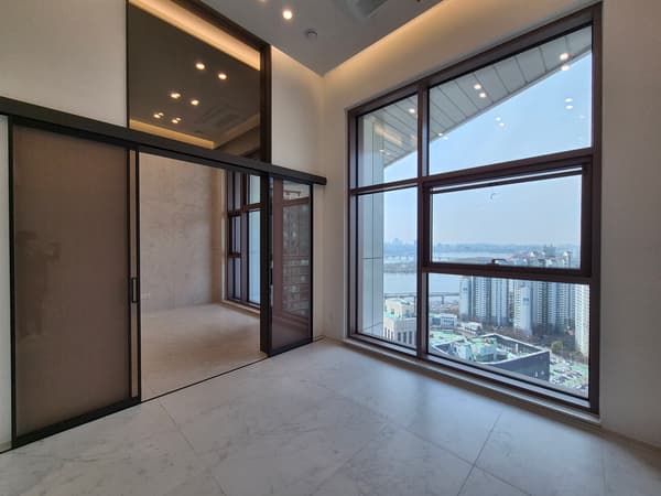 Brand New Apt, Just next to Mapo station. View, Available to move in from April. photo 2