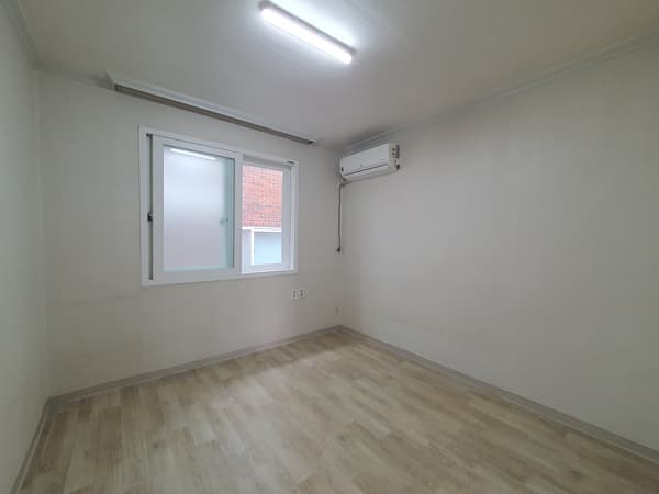 Near Hyatt hotel, around 10~15 minutes walk away, 2BR, 1BA, New Wallpaper. photo 3