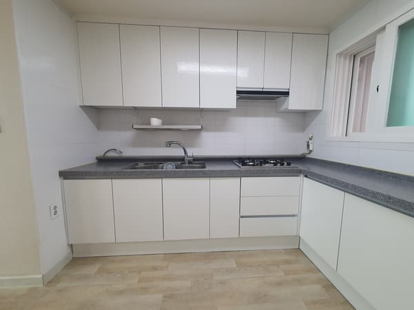 Near Hyatt hotel, around 10~15 minutes walk away, 2BR, 1BA, New Wallpaper. photo 5