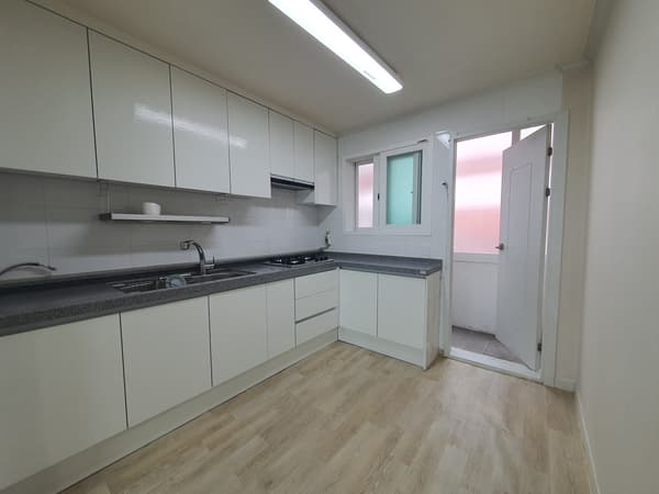 Near Hyatt hotel, around 10~15 minutes walk away, 2BR, 1BA, New Wallpaper. photo 4