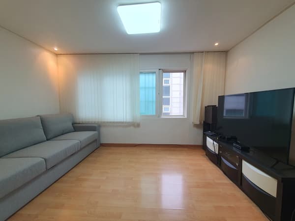 Low deposit, fully furnished, spacious room, large window, immediate move-in photo 3