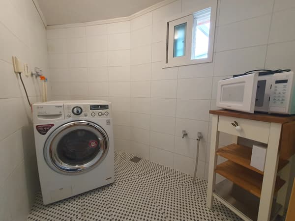 Low deposit, fully furnished, spacious room, large window, immediate move-in photo 4