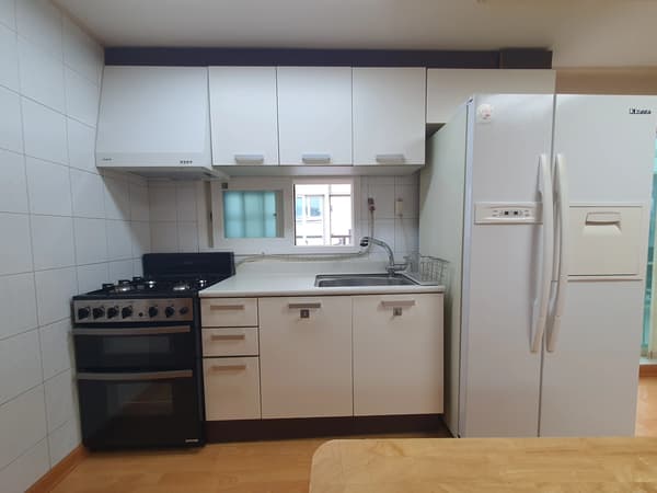 Low deposit, fully furnished, spacious room, large window, immediate move-in photo 5