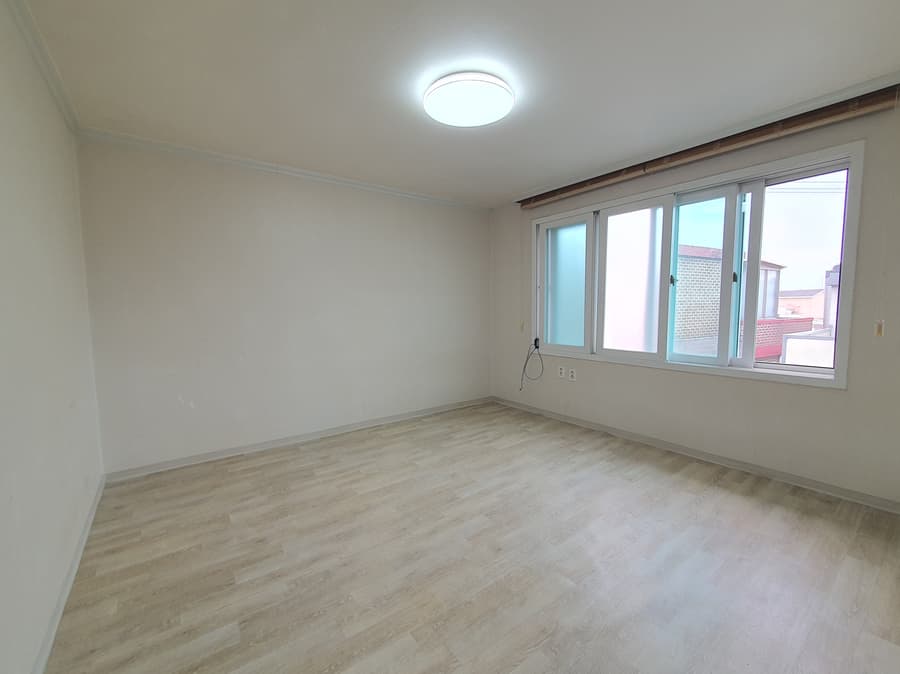 Near Hyatt hotel, around 10~15 minutes walk away, 2BR, 1BA, New Wallpaper. 2
